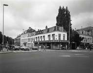 815065 Gezicht op het Uboka-keukencentrum (Biltstraat 2) te Utrecht; rechts de ingang van de Biltstraat en links de ...